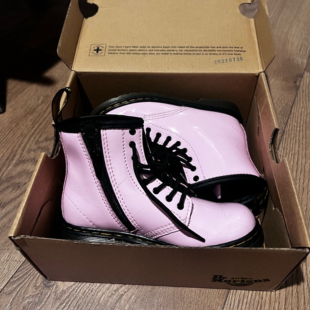 Girls pink patent Dr. Martens size 10C like new